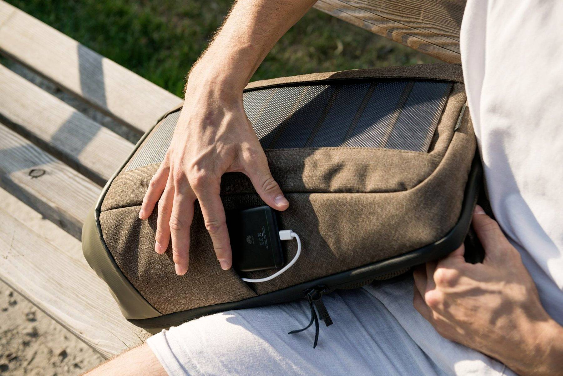 Рюкзак SunnyBag із сонячним модулем ICONIC 20 л (Ш x В x Г) 370 x 480 x 170 мм 136CG_01