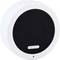 Okrągły, biały głośnik z czarną metalową siatką i małym srebrnym logo z przodu. Odpowiedni do montażu ściennego.