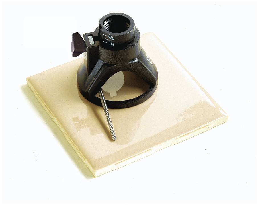 Korona wiertnicza przedstawiona na beżowej płytce ceramicznej, z prowadnicą do precyzyjnego pozycjonowania.