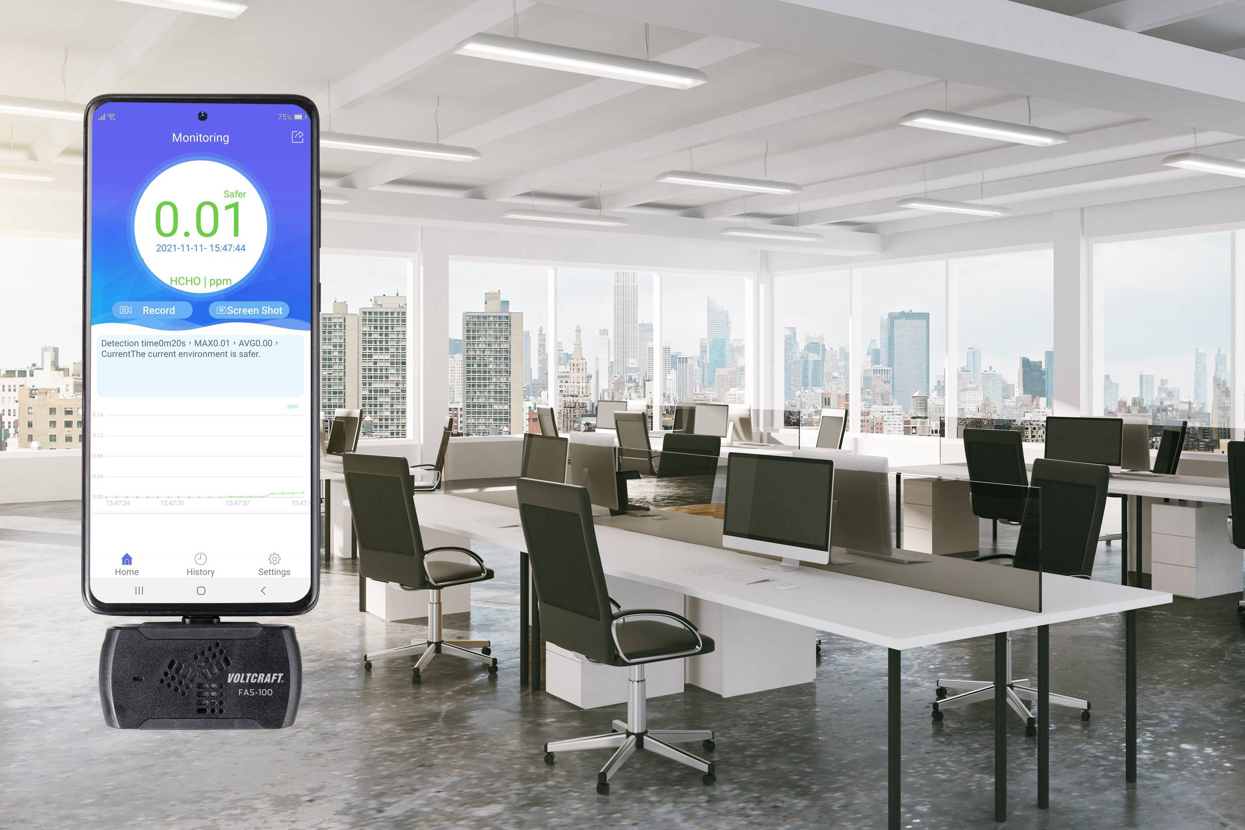 Smartfon w pierwszym planie wyświetla dane dotyczące jakości powietrza, podczas gdy w tle widać nowoczesne, jasne biuro z biurkami i komputerami.