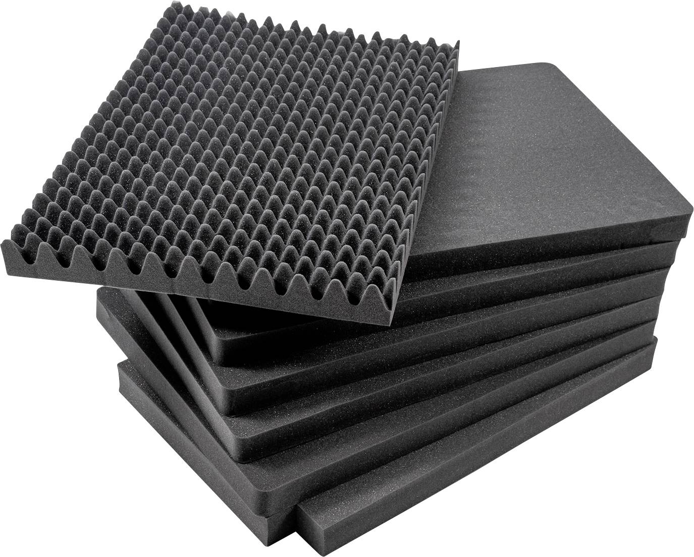 Stos czarnych płyt z pianki, częściowo o falistej powierzchni, używanych do pochłaniania dźwięku.