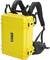 Żółty plecak/walizka turystyczna z paskami na ramiona, idealny do bezpiecznego i wygodnego transportu sprzętu w różnych warunkach terenowych.