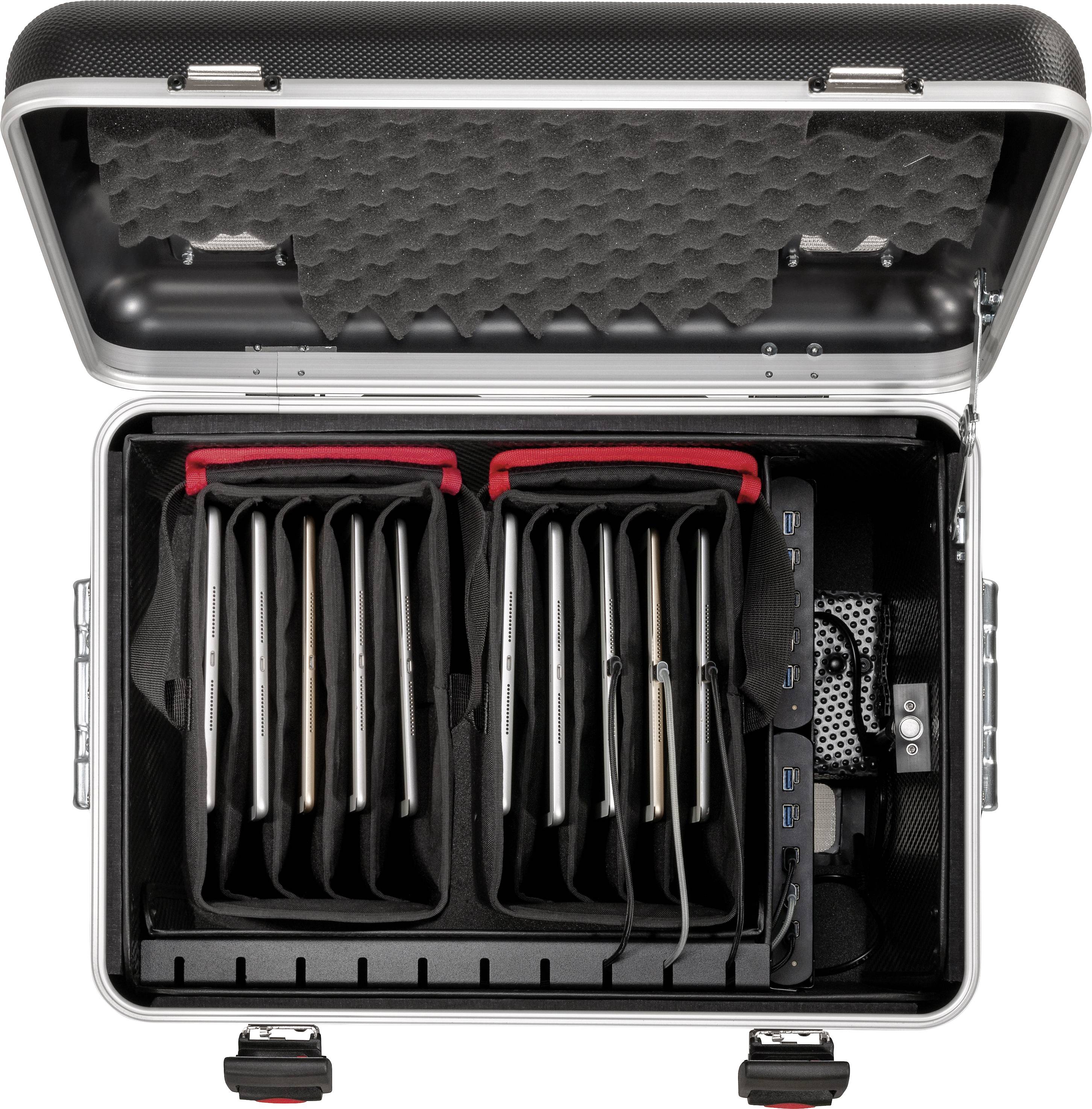 Otwarty kufer z kilkoma laptopami, starannie ułożonymi w przegródkach. Urządzenia są podłączone do przewodów ładujących, gotowe do użycia.