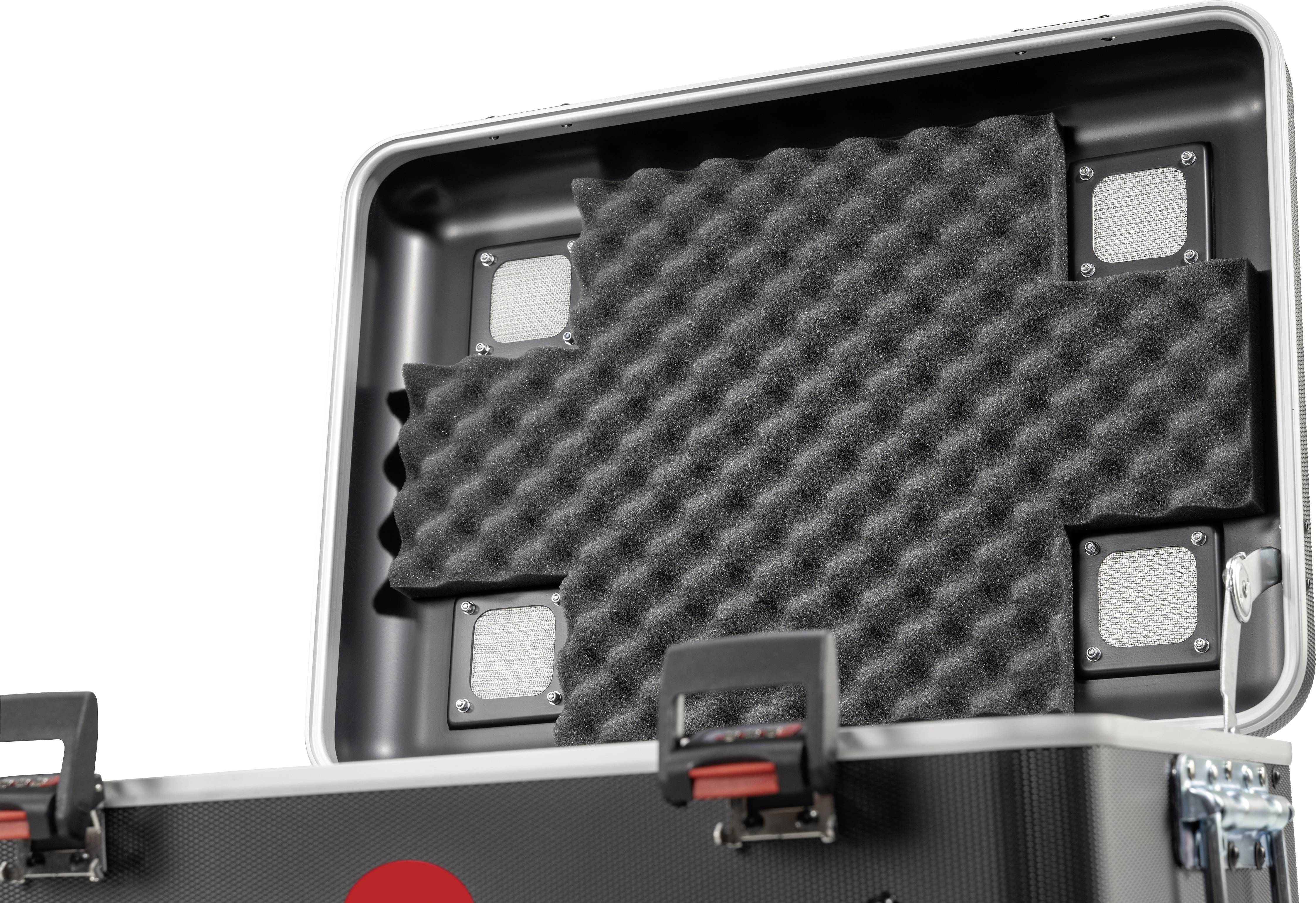 Otwarty kufer wyłożony wewnątrz wkładką z pianki, zaprojektowany do ochrony delikatnych przedmiotów.