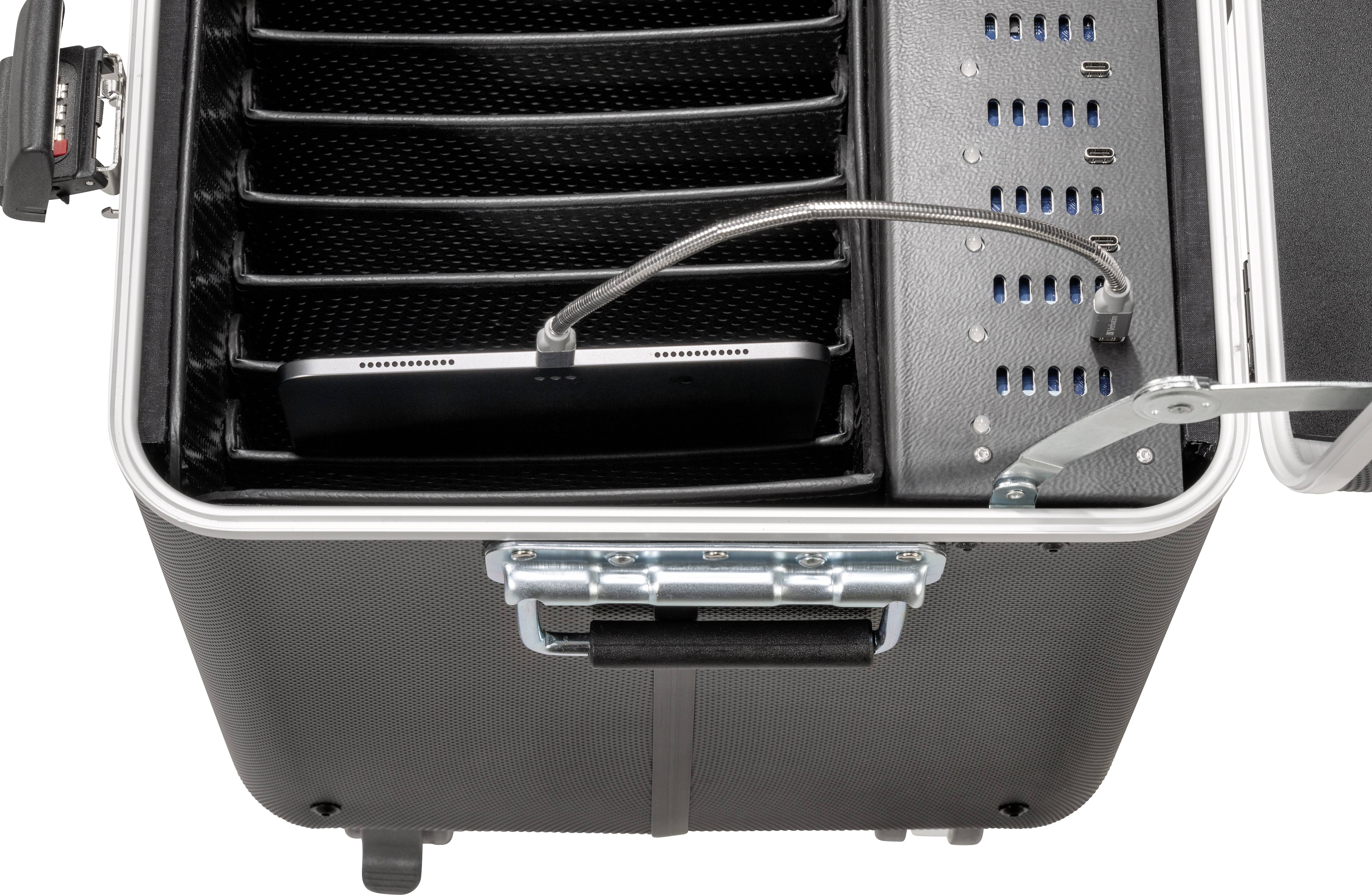 Otwarta walizka z wieloma przegródkami prezentuje zestaw naładowanych urządzeń elektronicznych. Po prawej stronie znajduje się obszar z licznymi złączami USB.