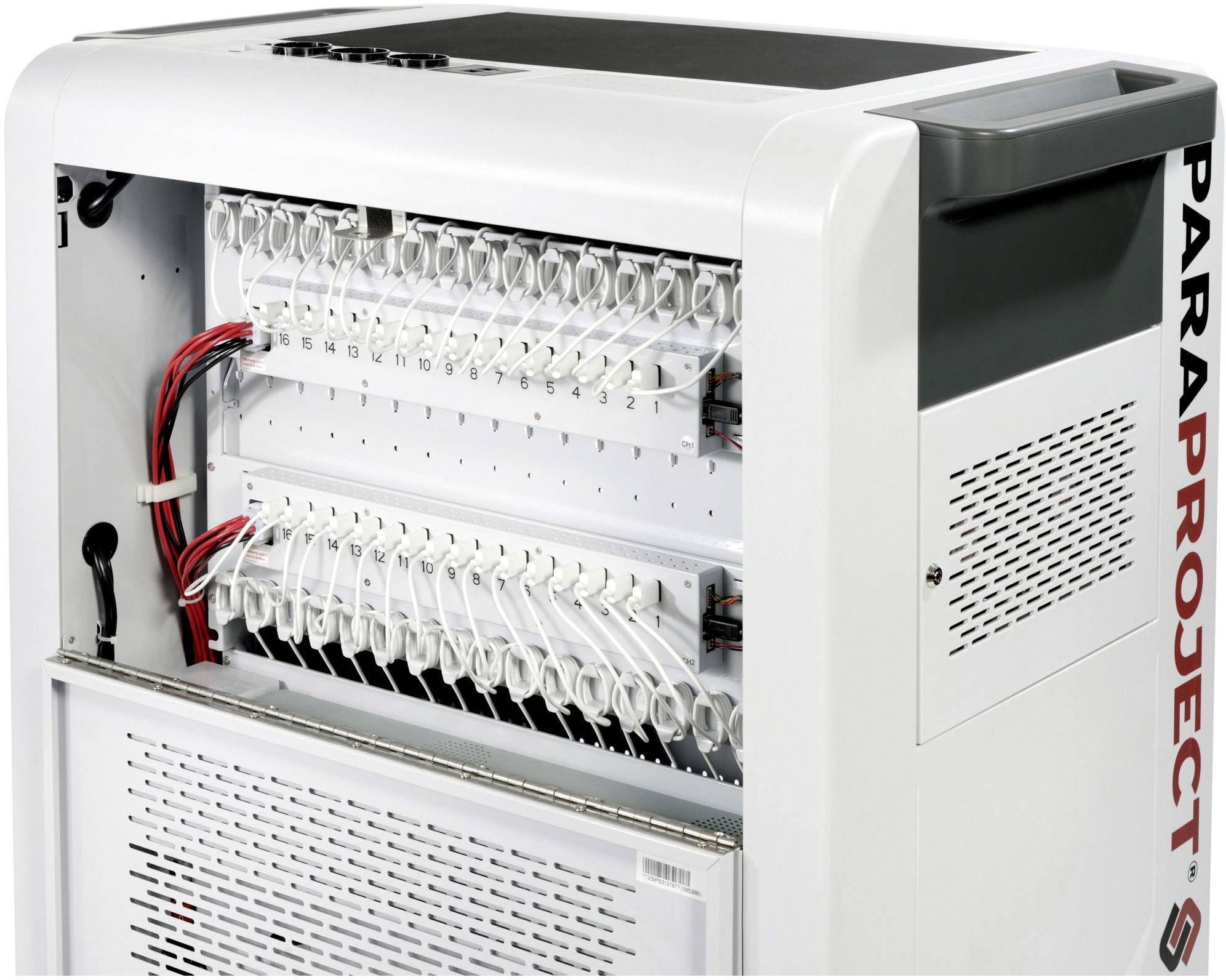 Otwarty wózek do ładowania z wieloma kablami i złączami do urządzeń elektronicznych. Po lewej stronie widoczne są czerwone i czarne przewody.