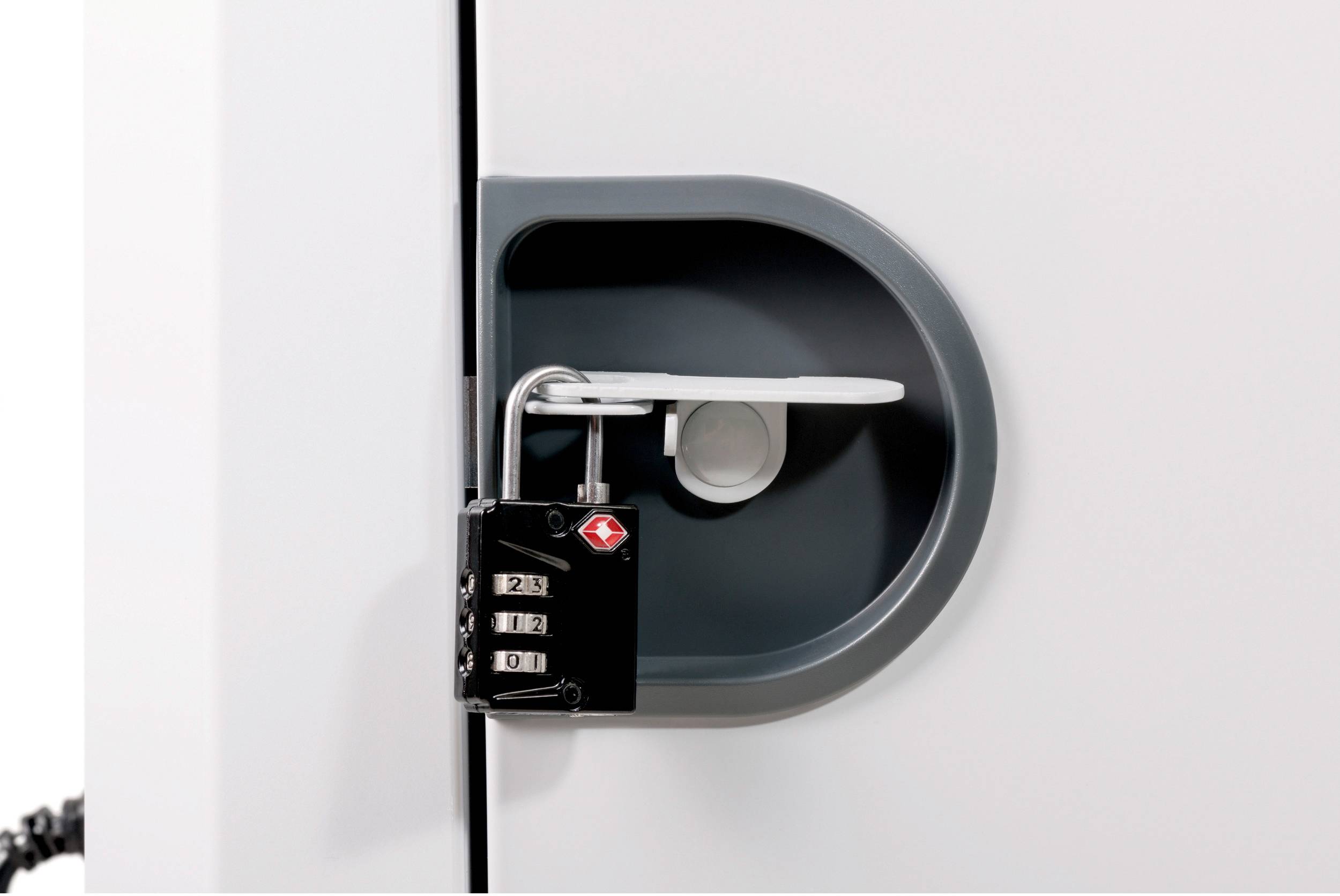 Szara rączka walizki z zamkiem szyfrowym zabezpieczającym zamek błyskawiczny.