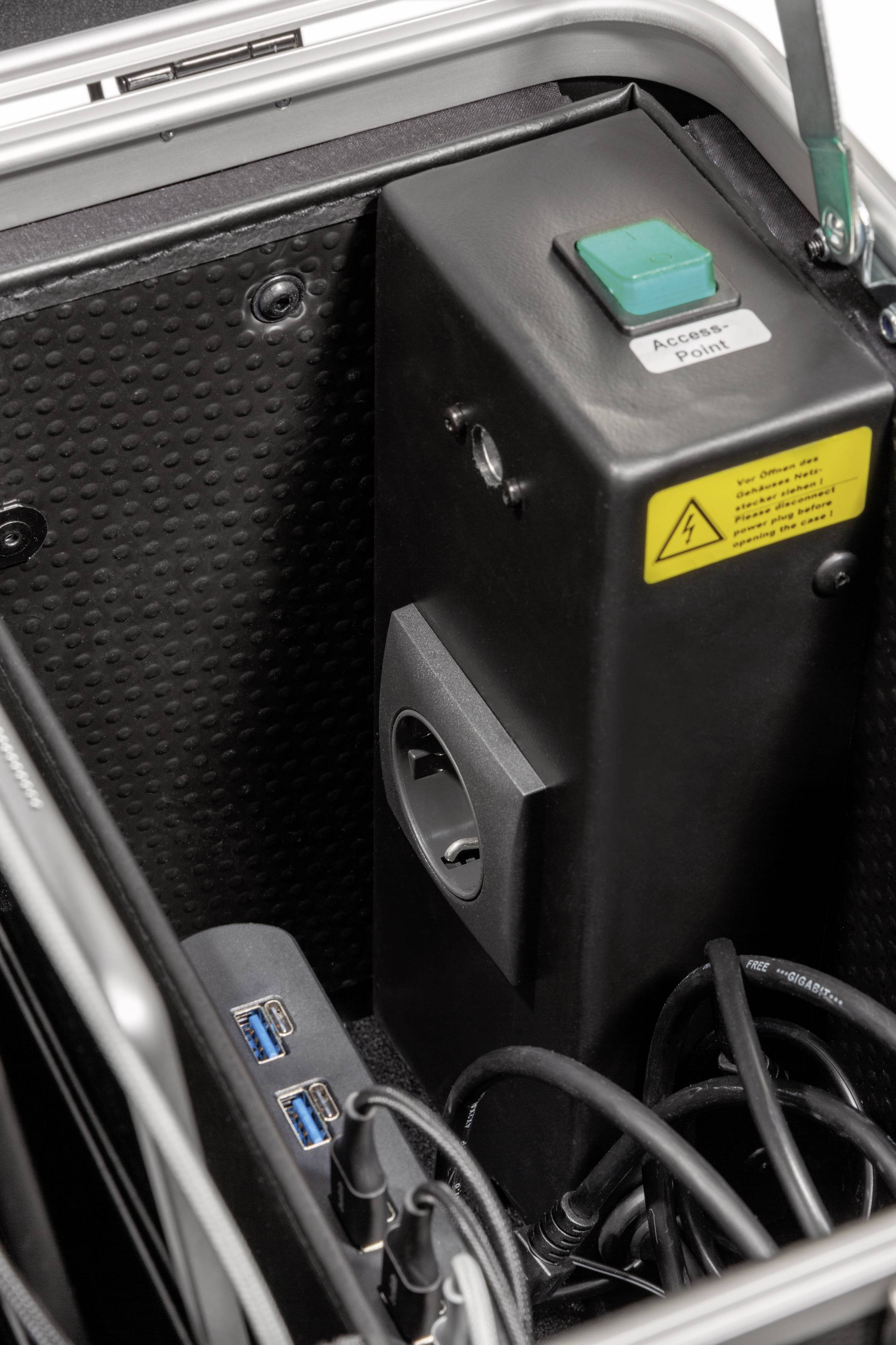 Wielofunkcyjna listwa zasilająca z gniazdami elektrycznymi i portami USB, zamknięta w walizce, idealna do przenośnych rozwiązań technologicznych.