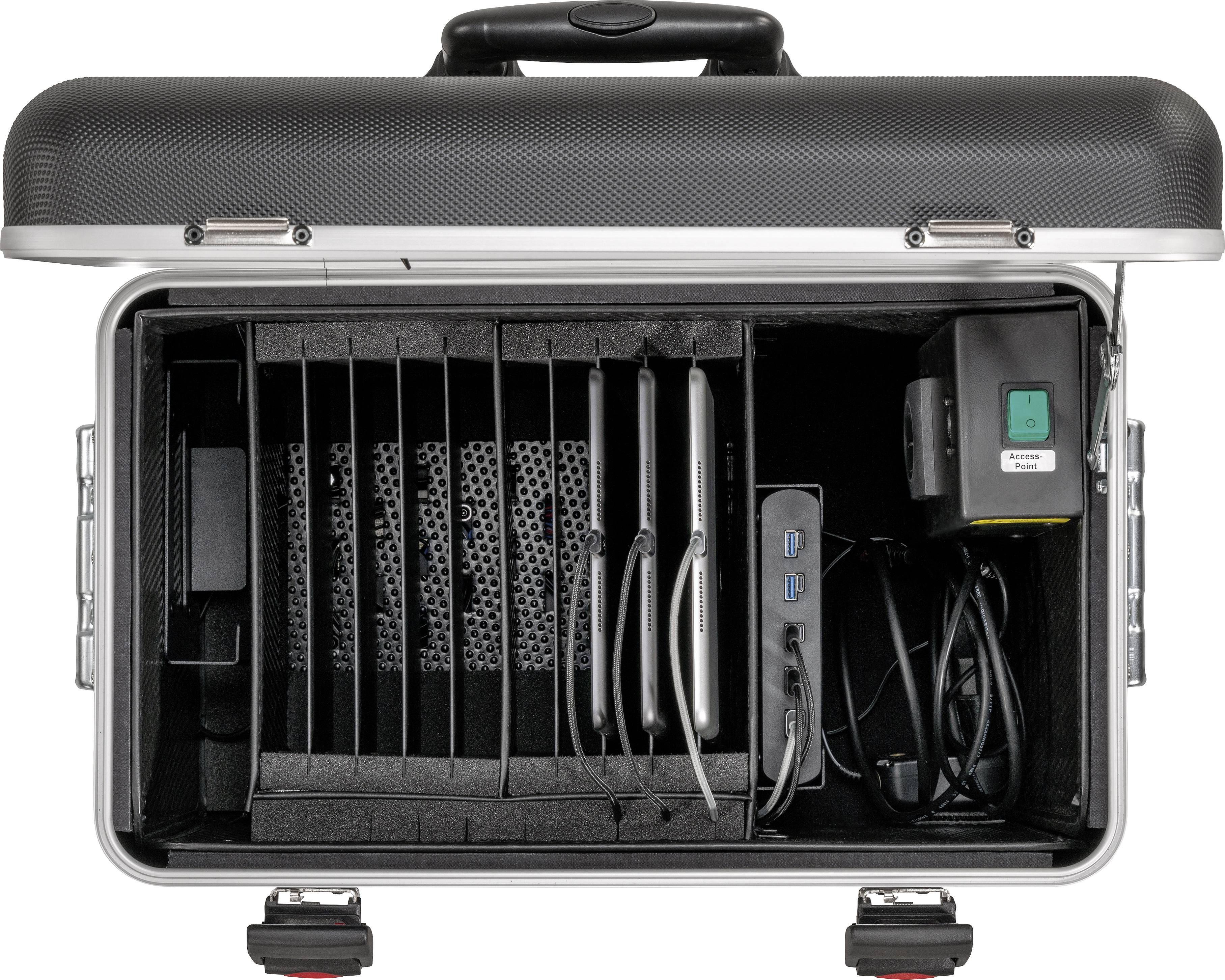 Otwarty kufer z wieloma tabletami w osobnych przegródkach, ładowarką i kablami, odpowiedni do bezpiecznego transportu i ładowania.