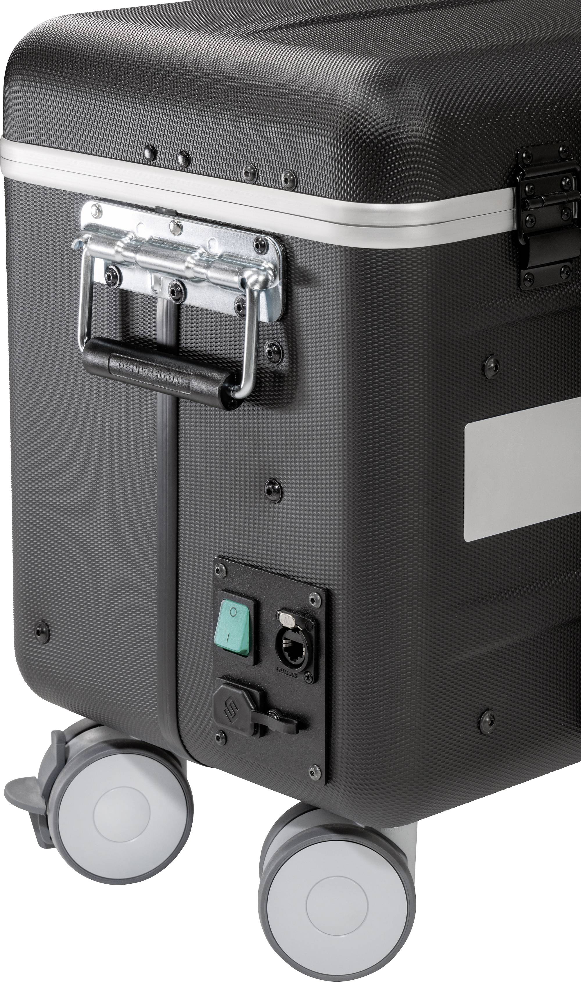 Czarny kufer z uchwytem i kółkami, wyposażony w gniazdko elektryczne i zielony przełącznik z boku.