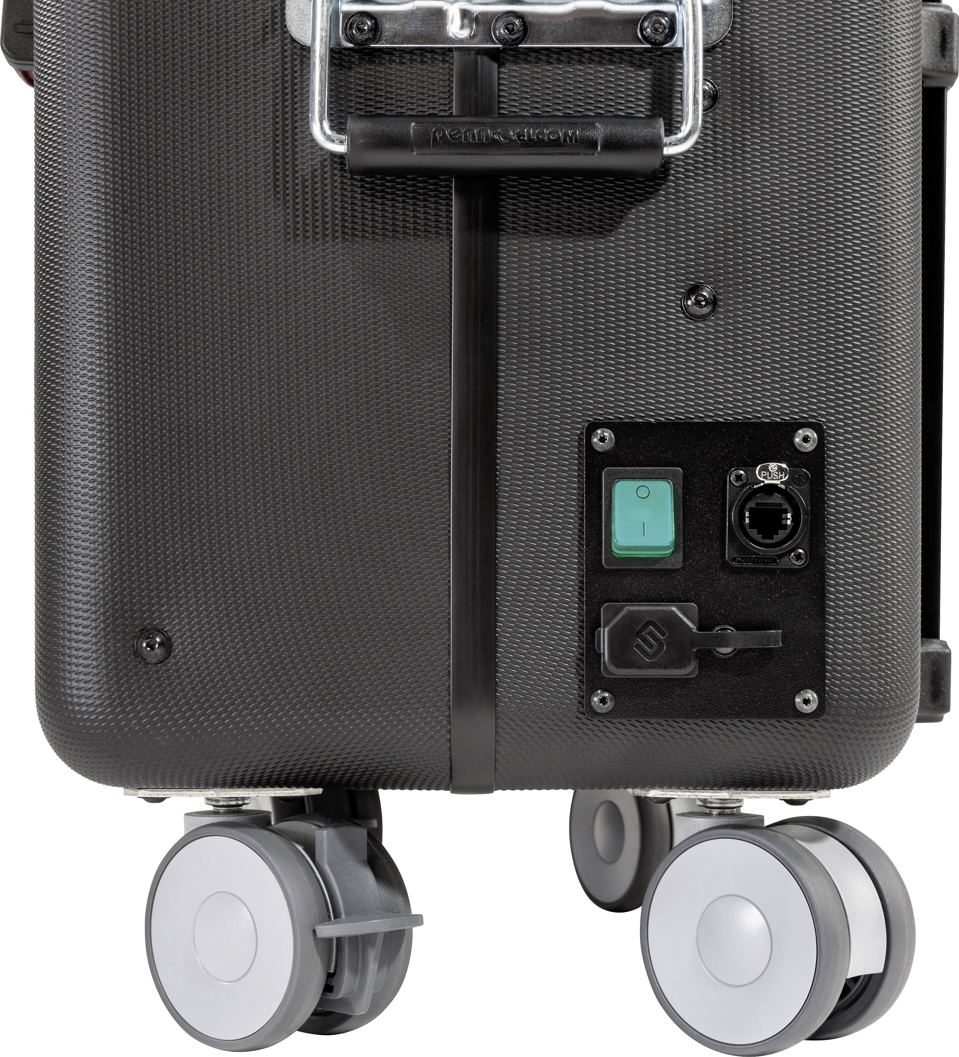 Czarny walizka na kółkach z dwoma kołami. Na przedniej stronie znajduje się panel sterowania z włącznikiem oraz gniazdami przyłączeniowymi.