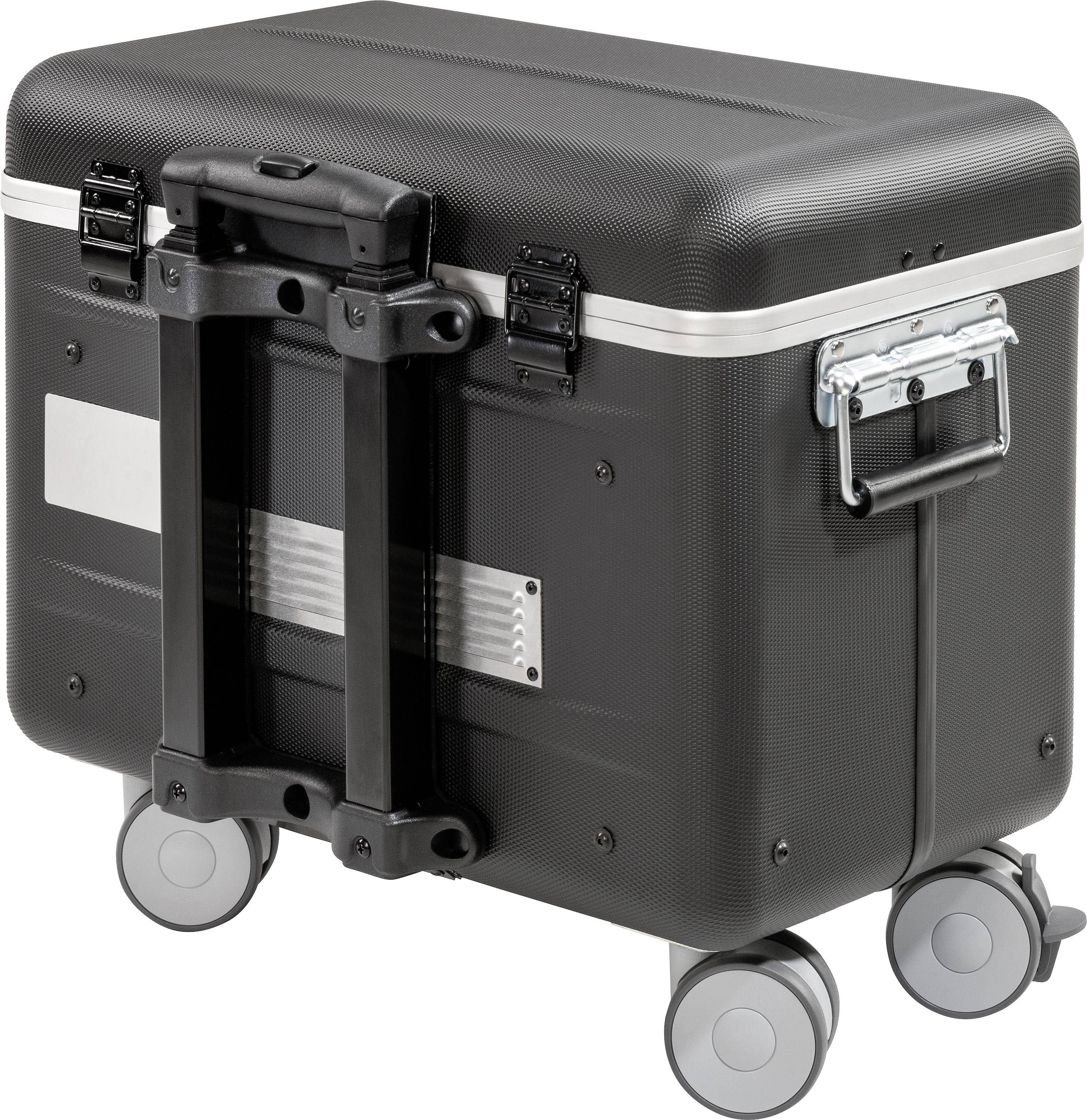 Czarny twardy kufer na kółkach z uchwytem, odpowiedni do transportu sprzętu lub delikatnych przedmiotów.