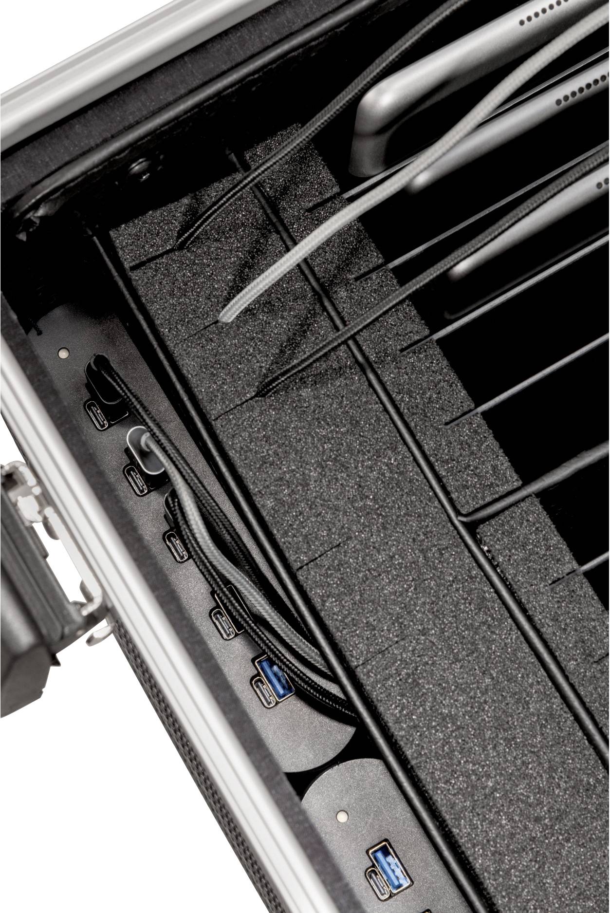 Czarny kufer z wkładką piankową, zawierający włożone laptopy i kable.