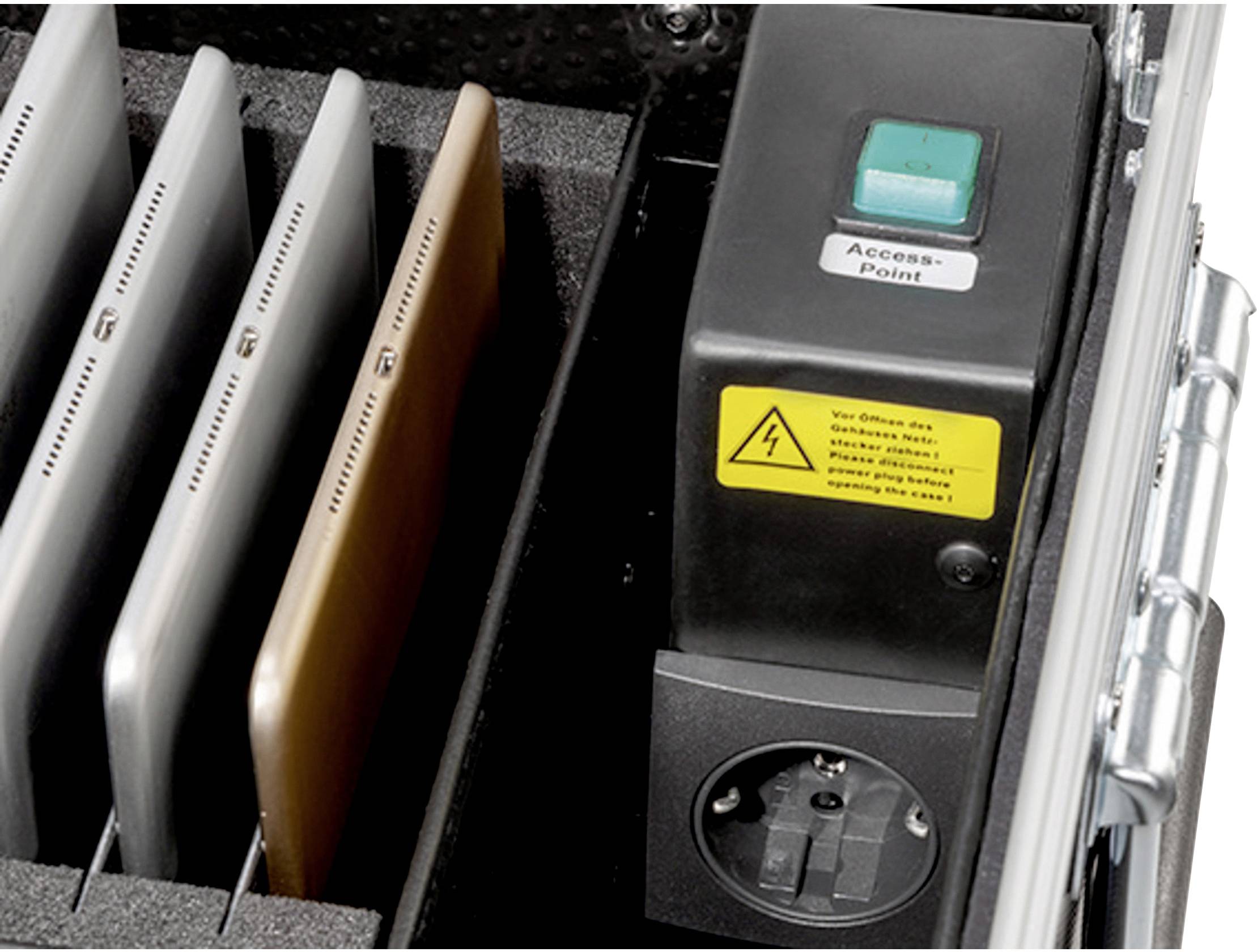 Tablety w walizce wraz z ładowarką i zielonym przyciskiem 'Access-Point'. Przepis elektryczny na żółtym znaku ostrzegawczym.