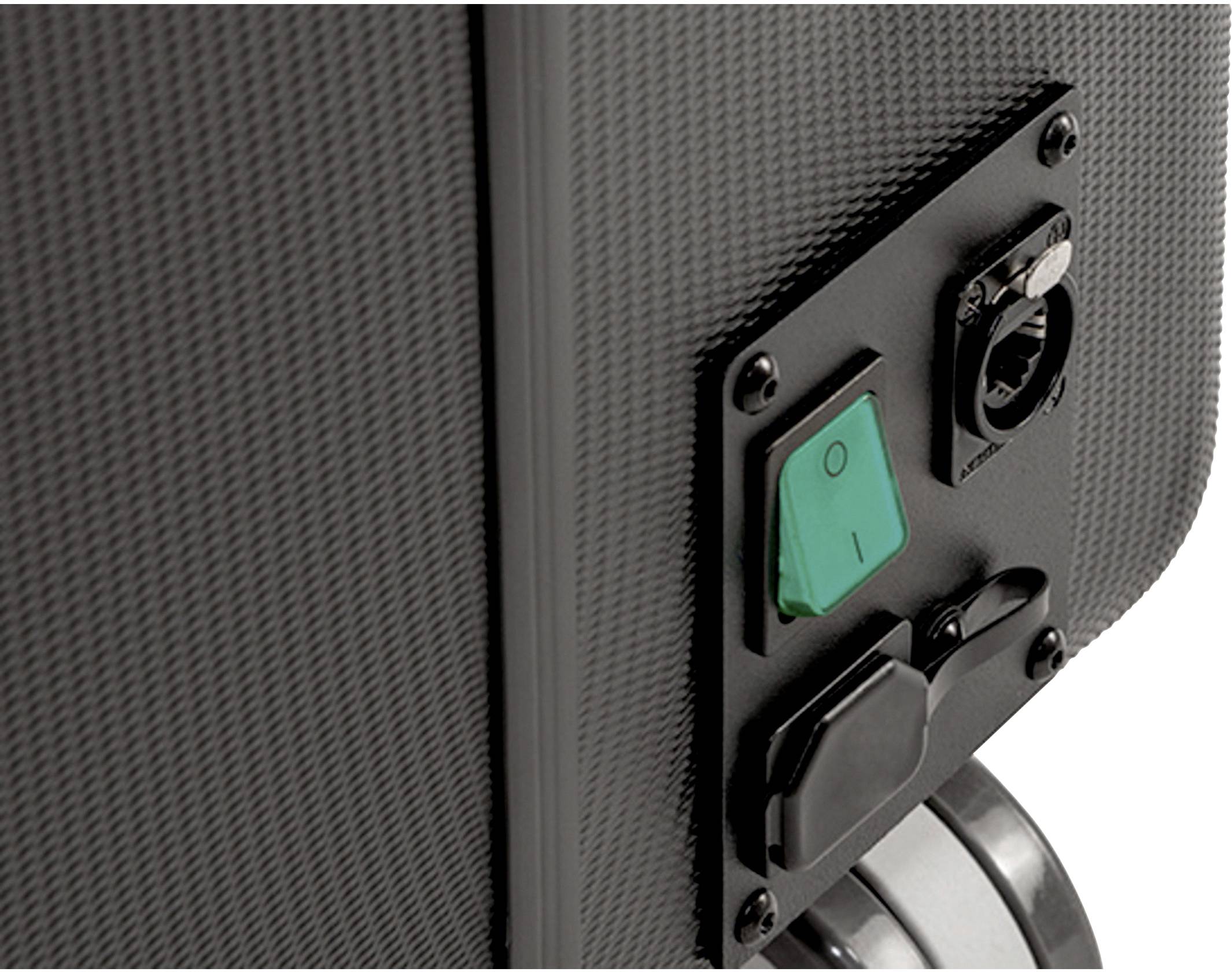 Zbliżenie czarnej krawędzi urządzenia z zielonym przełącznikiem i kilkoma złączami.