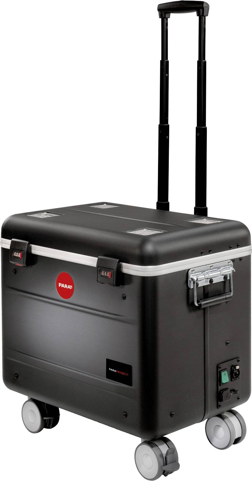 Czarny, prostokątny walizka na kółkach z wysuwaną rączką, zamontowana na czterech kółkach. Walizka posiada czerwoną naklejkę w kształcie koła.