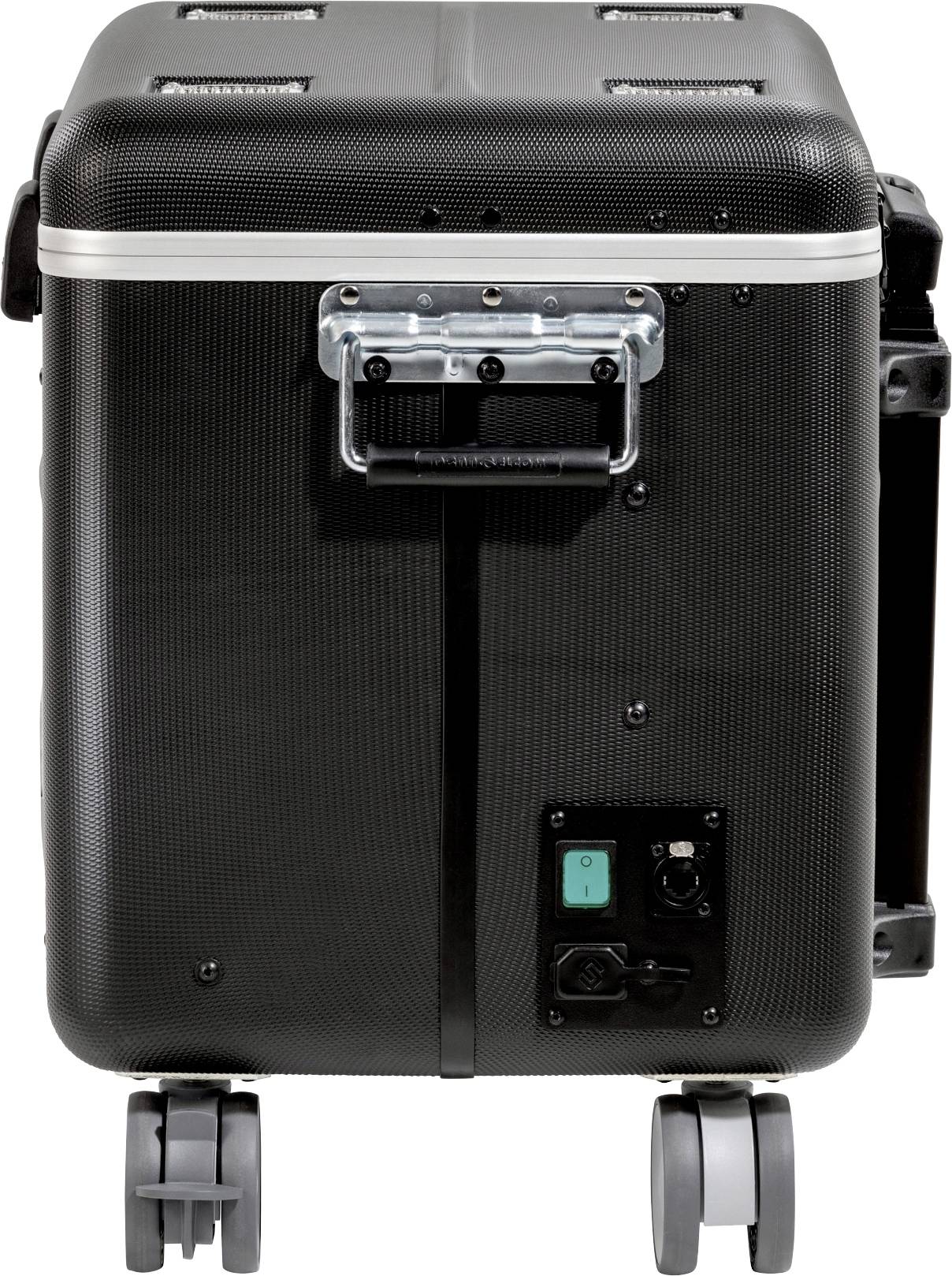 Czarny, solidny walizka na kółkach z uchwytami po bokach i przełącznikiem z przodu, stoi na czterech kółkach, zapewniając łatwy transport.