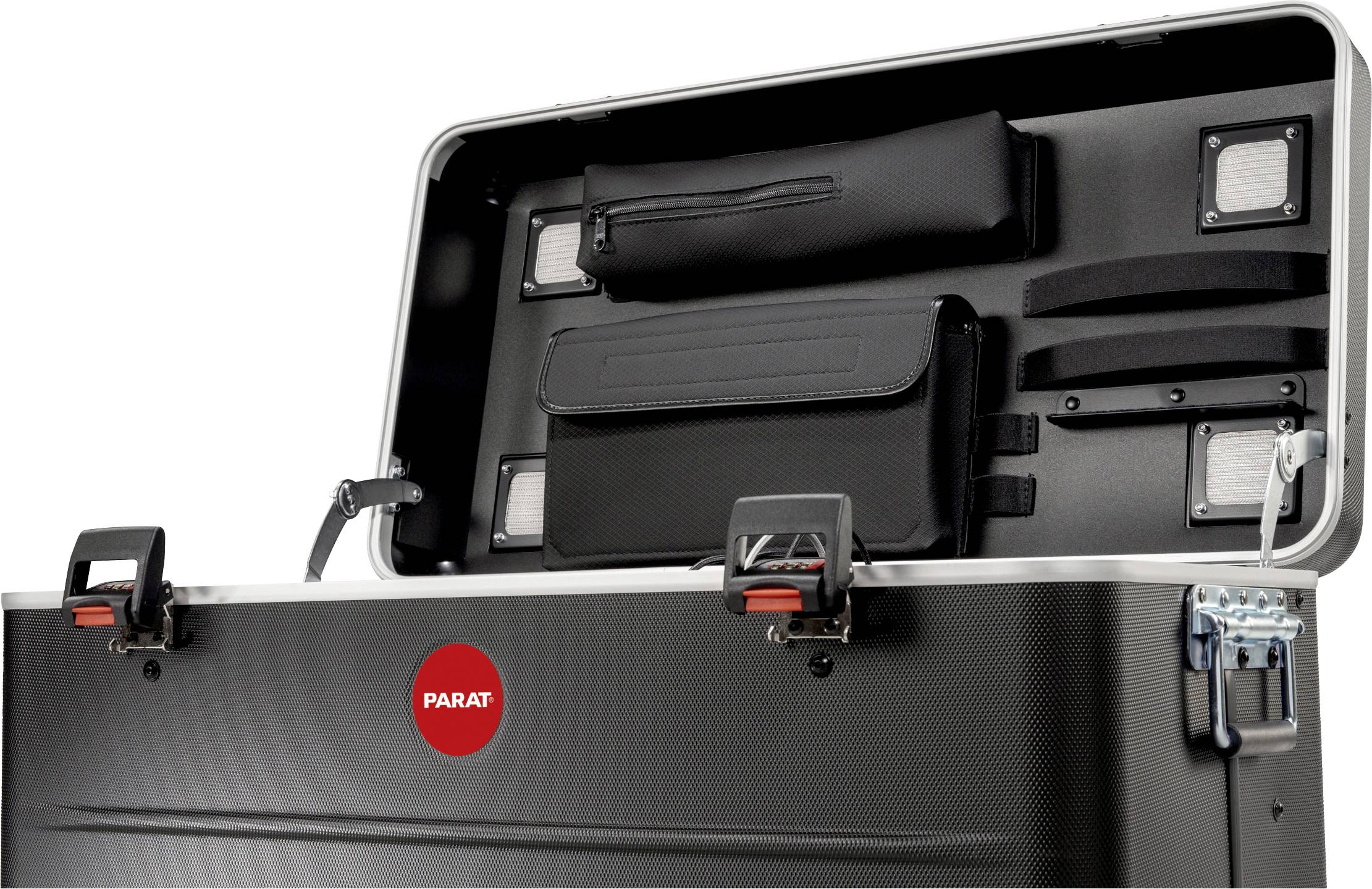 Widoczny jest otwarty, czarny kufer na narzędzia z różnymi wyściełanymi przegródkami i kieszonkami.