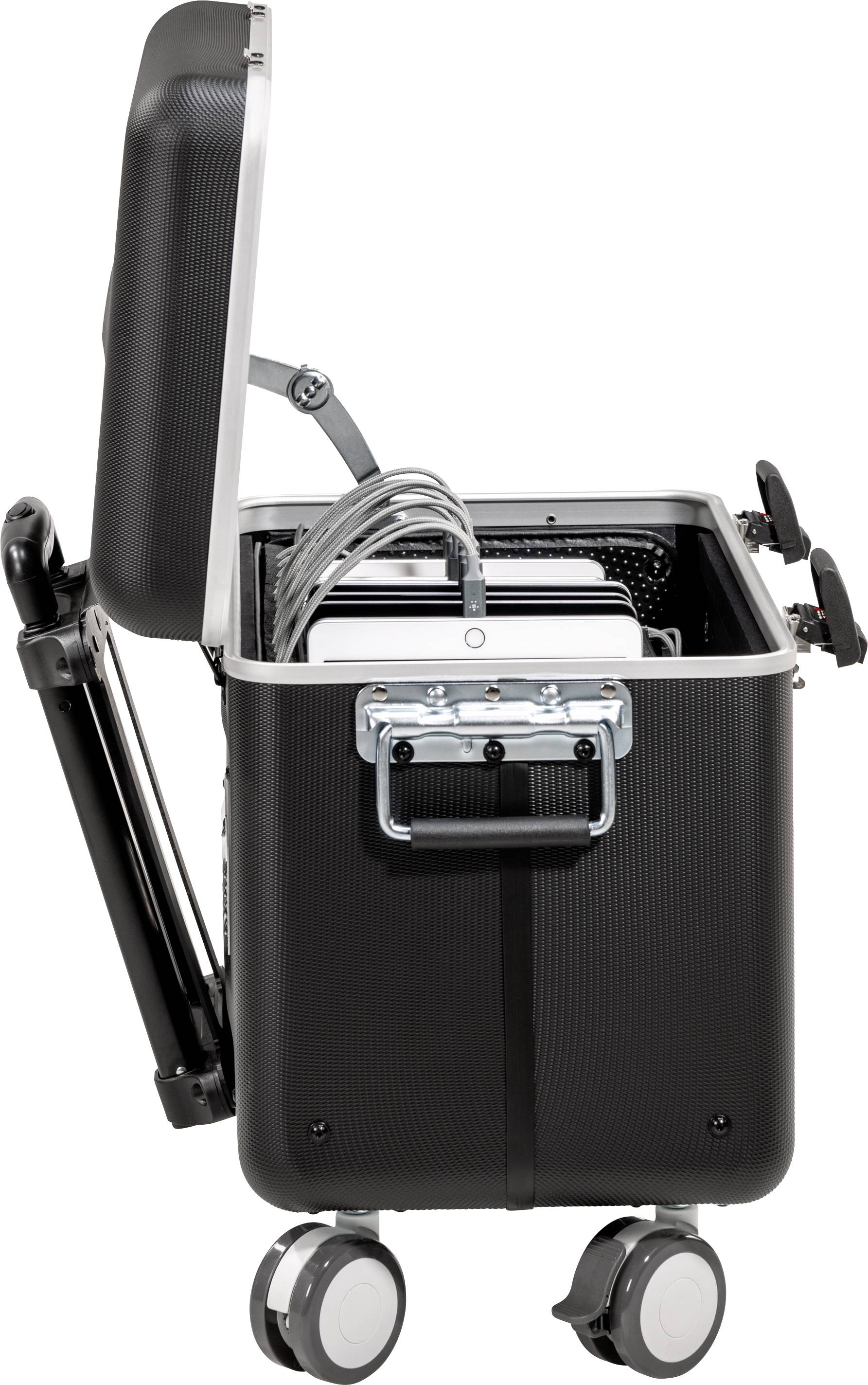 Czarny rozkładany kufer na kółkach z otwartą pokrywą prezentuje kilka laptopów i kabli we wnętrzu. Walizka posiada cztery kółka, które ułatwiają transport.