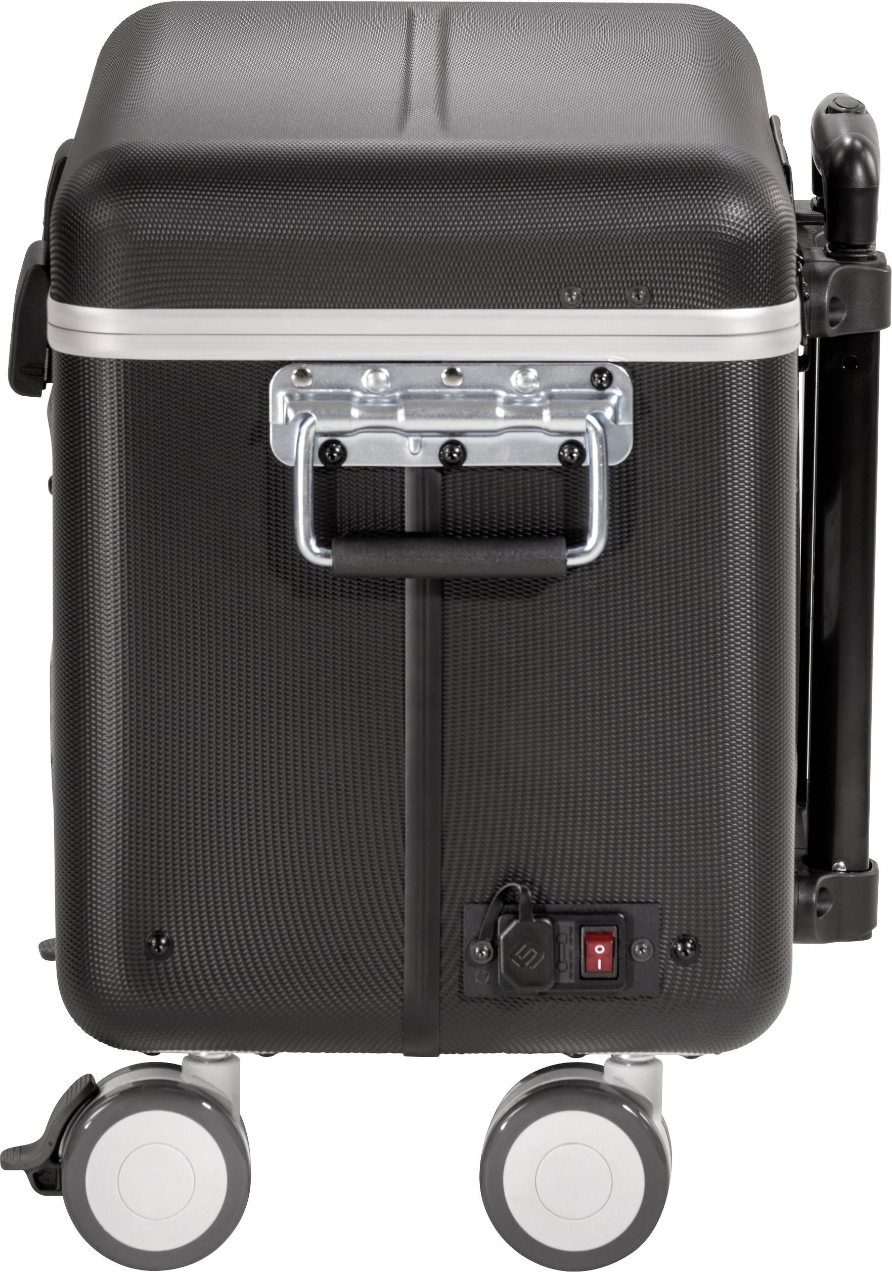 Czarny, pionowy wózek podróżny z srebrnym uchwytem i dwoma kółkami. Posiada czerwony i czarny element sterujący na przedniej stronie.