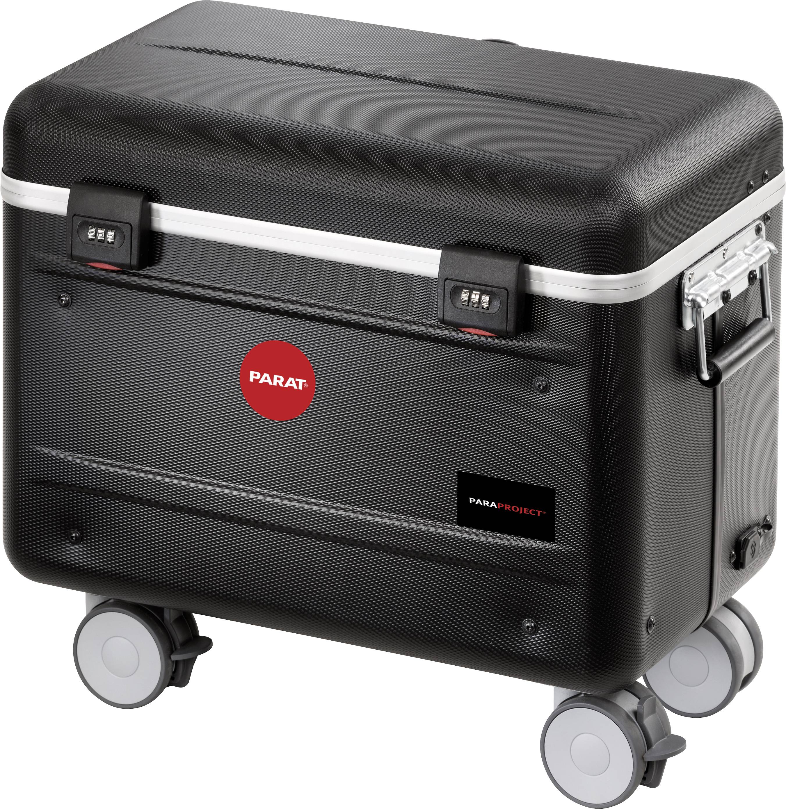 Czarny walizka na kółkach marki Parat z czerwonym logo, dwoma zamkami szyfrowym na górze, czterema kółkami na dole i srebrnym uchwytem z boku.