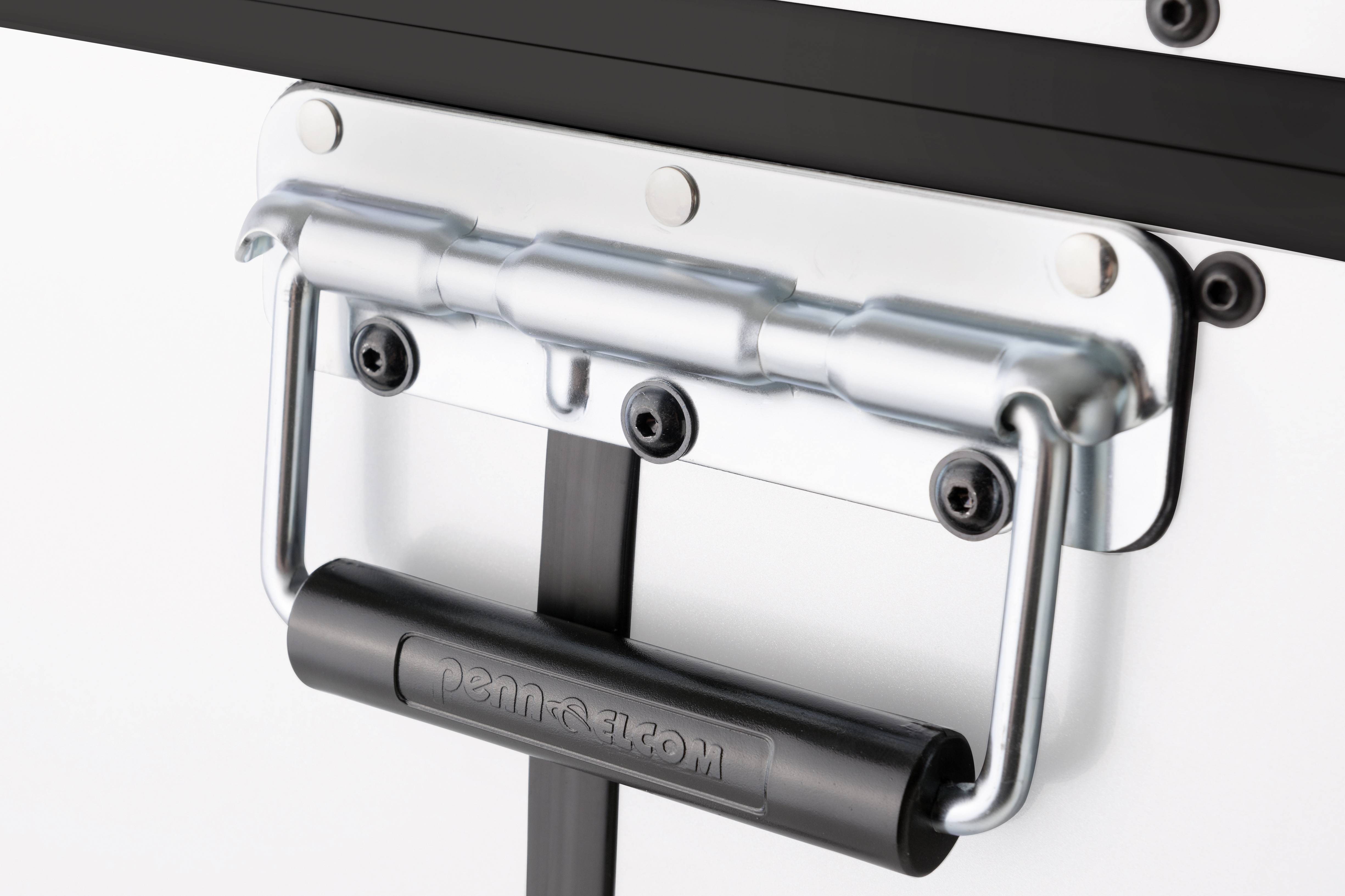 Metalowy uchwyt zamocowany śrubami na białym pojemniku. Uchwyt jest składany i wytrzymały, nadający się do przenoszenia ciężkich ładunków.