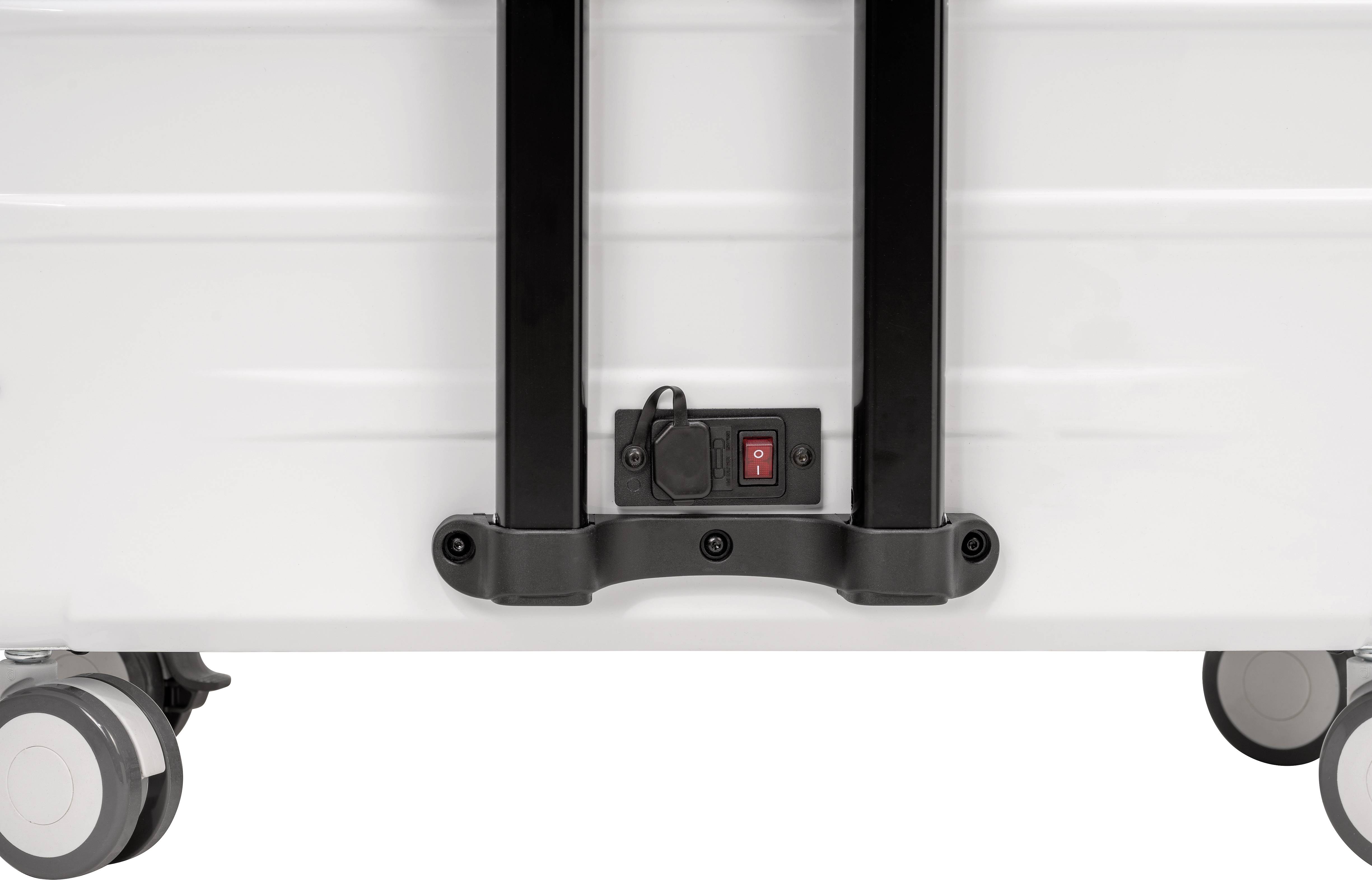 Fragment białego urządzenia z czerwonym przełącznikiem włączania/wyłączania oraz czarnymi uchwytami na kółkach.