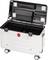 Duży, otwarty kufer transportowy na kółkach. Wewnątrz znajdują się czarne przegrody do przechowywania. Pokrywa wyposażona w kieszenie.