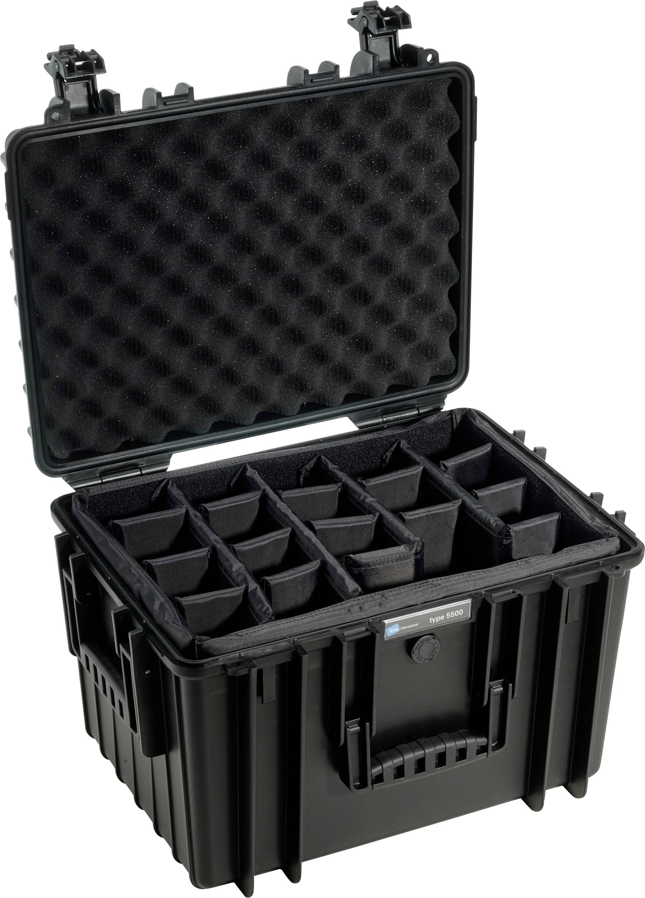 Czarny twardy kufer z otwartą pokrywą. W środku znajdują się regulowane, wyściełane przegrody do bezpiecznego przechowywania sprzętu technicznego.
