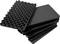 Czarne wkładki z pianki o falistej i płaskiej strukturze, często stosowane do wyścielania lub izolacji akustycznej.