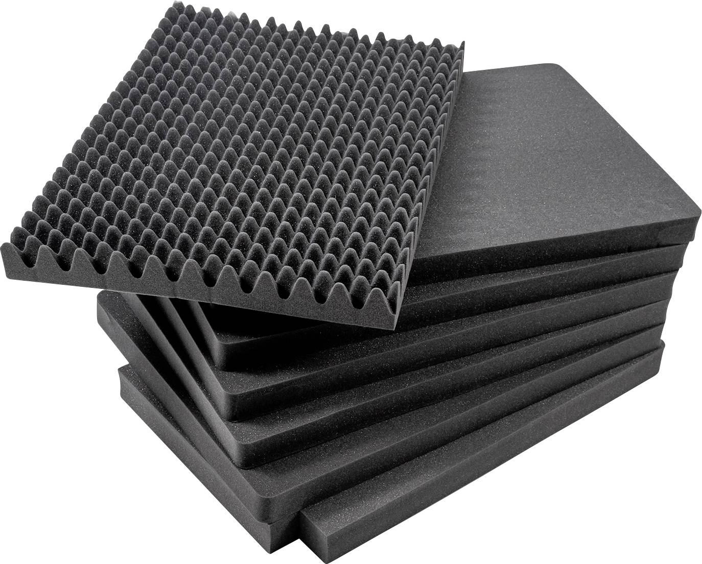 Stos czarnych płyt piankowych, jedna z falistym profilem, używanych do pochłaniania dźwięku lub ochrony obiektów.