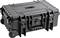 Czarny, wytrzymały kufer transportowy na kółkach z uchwytami i zamkami, idealny do bezpiecznego przewozu delikatnego sprzętu.
