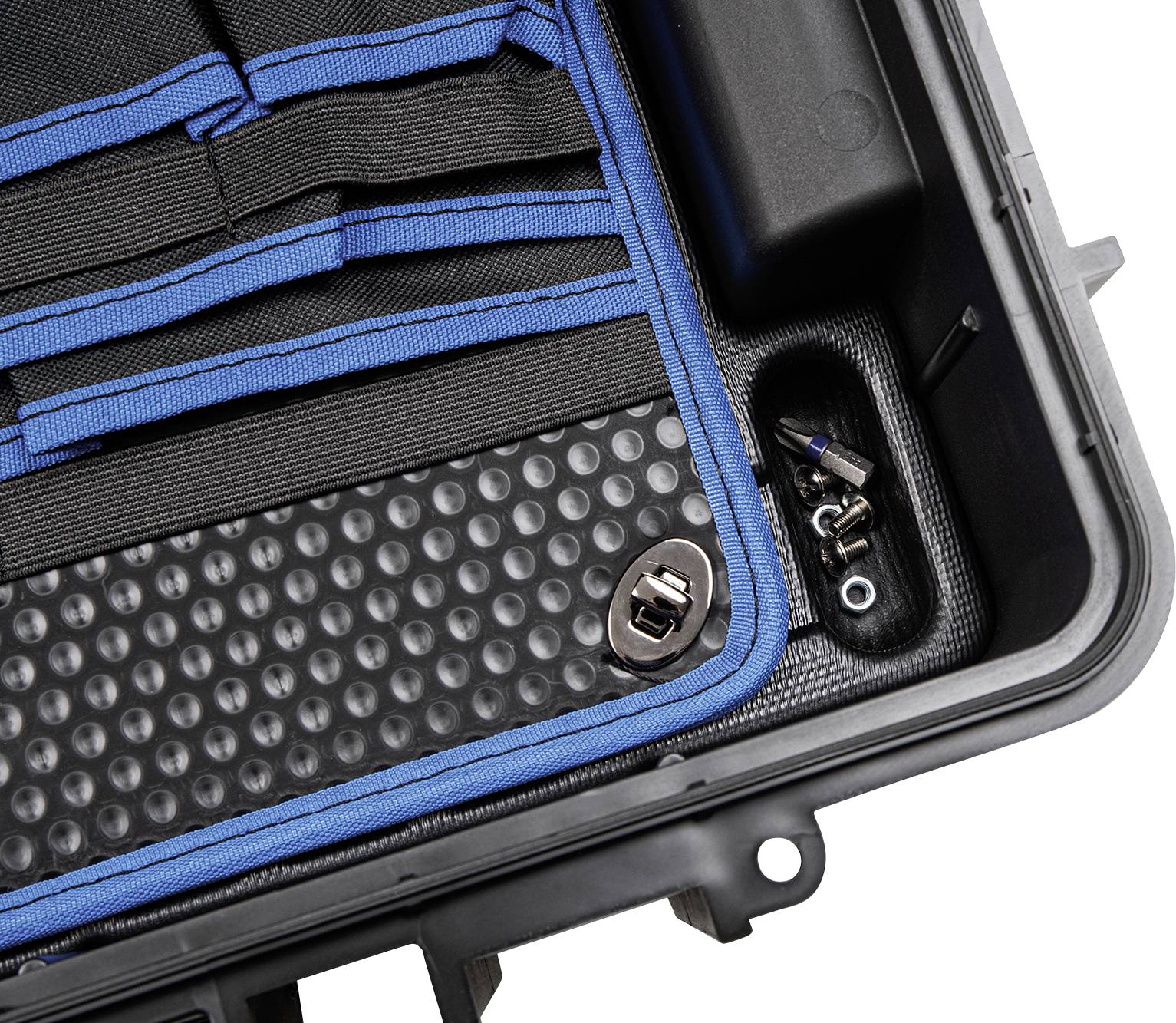 Otwarty czarny kufer na narzędzia z niebieskimi krawędziami i wieloma przegródkami. Zawiera drobne elementy, takie jak śruby.