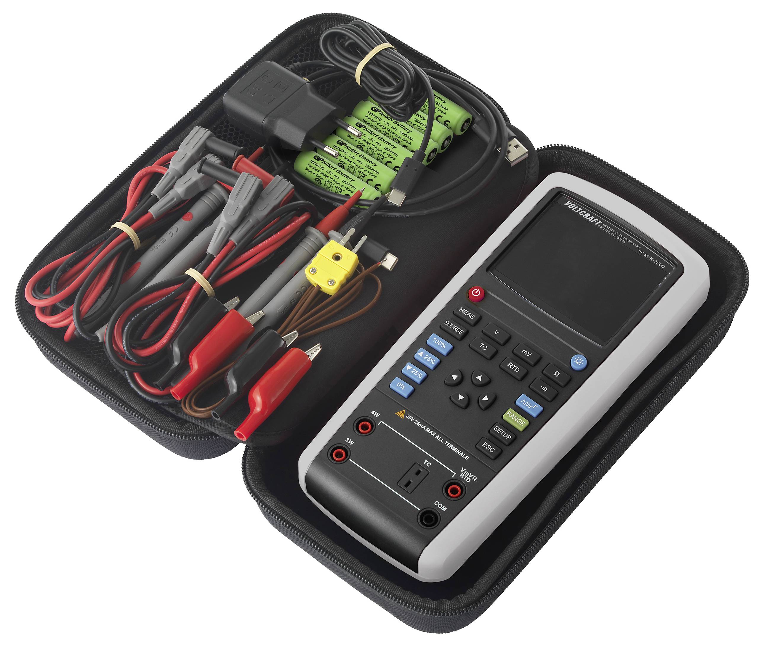 Przenośne urządzenie pomiarowe w otwartej torbie, otoczone różnymi kablami i akcesoriami, gotowe do pomiarów elektrycznych.