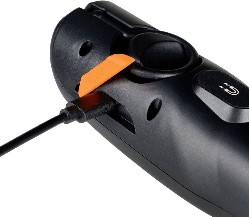 Czarno-szary kontroler z pomarańczowym kablem USB podłączonym do gniazda. Widoczny jest włącznik sieciowy.