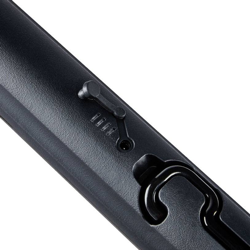 Czarny suwak na górnej powierzchni, obok niego skala z oznaczeniami. Suwak jest ustawiony na środkowym poziomie.