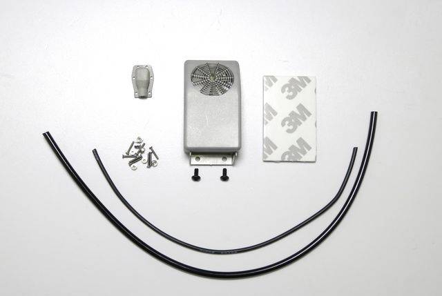 Zestaw składający się z wentylatora, śrub, dwóch przewodów i podkładki klejącej 3M na białym tle.