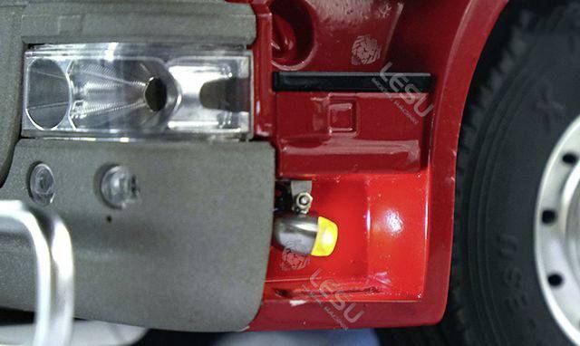 Zbliżenie na wydechu modelu ciężarówki, w którym umieszczono małą, świecącą diodę LED generującą realistyczne efekty świetlne.