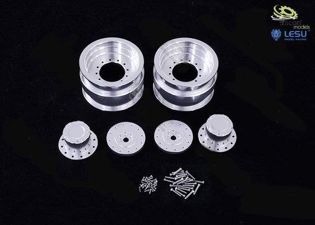 Dwie srebrne felgi metalowe z odpowiednimi tarczami i śrubami, na czarnym tle, prawdopodobnie do modelarstwa.