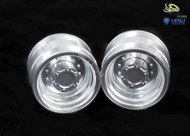 Dwie lśniące, srebrne felgi metalowe na czarnym tle, prezentowane jako wysokiej jakości felgi modelowe do miniaturowych pojazdów.