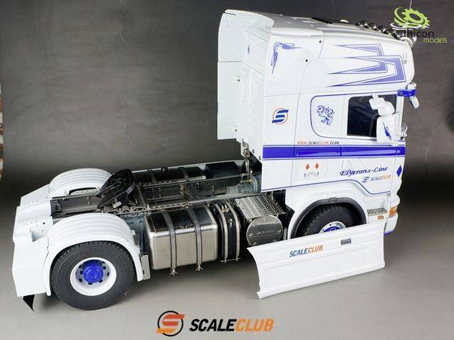 Biały model ciężarówki z niebieskimi akcentami. Na boku widoczny napis 'ScaleClub'. Szczegółowe odwzorowanie ciężarówki.