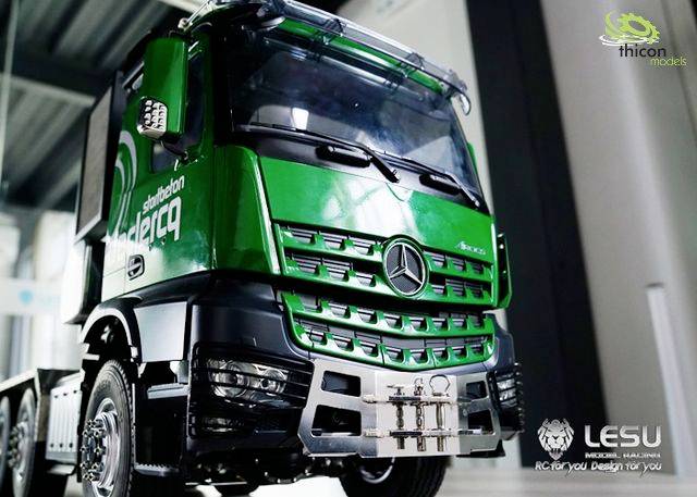 Zielony model ciężarówki Mercedes-Benz z napisem 'silverbrion logistics', prezentujący szczegóły takie jak grill chłodnicy i reflektory w zbliżeniu.