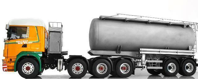 Duży, pomarańczowo-zielony samochód ciężarowy z cylinrycznym srebrnym zbiornikiem, na białym tle.