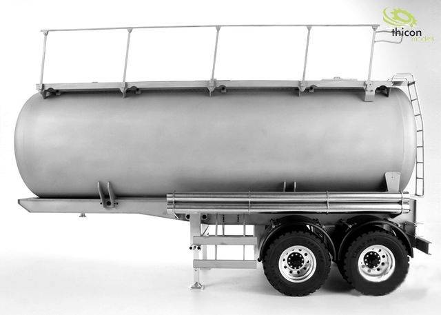 Srebrny przyczepa cysterna z dwoma osiami i barierkami na górze, prezentowana z profilu. W prawym górnym rogu widoczne jest logo firmy.
