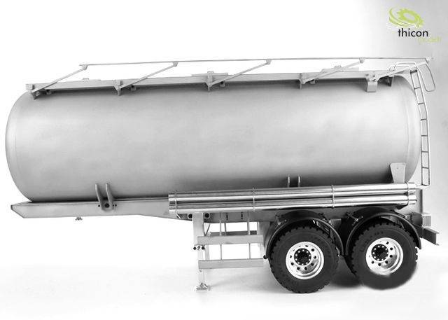 Srebrny dwuosiowy przyczepa cysterna do przewozu płynów, sfotografowana na białym tle.