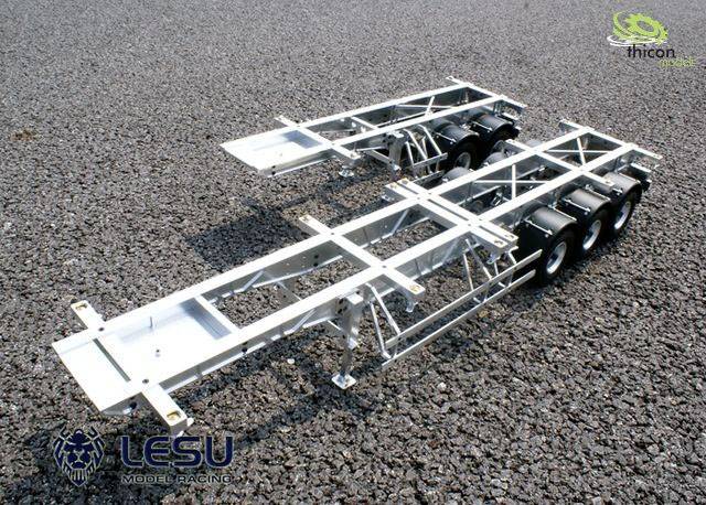 Metalowa rama modelu przyczepy na żwirowym podłożu. Loga 'Lesu Model Racing' i 'Thicon Models' w rogach.