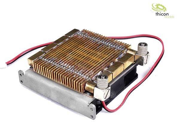 Metalowy radiator z żeberkami wentylacyjnymi i kablami, prawdopodobnie przeznaczony do chłodzenia elementów elektronicznych.