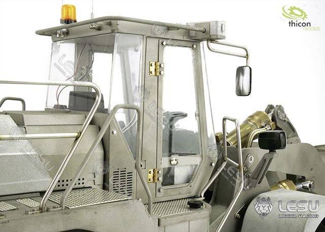 Model ciężkiego pojazdu budowlanego z kabiną i elementami hydraulicznymi, przedstawiony z metalicznym wykończeniem.