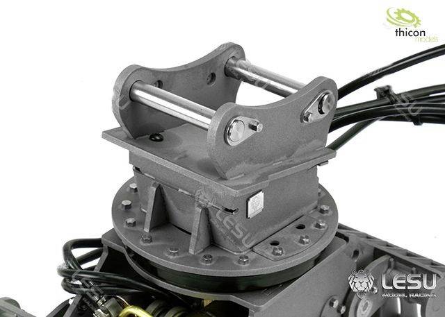 Przemysłowy element części modelu prezentuje precyzyjną pracę detalizacyjną z metalową strukturą, przewodami i mocowaniem, odpowiedni dla modeli technicznych.