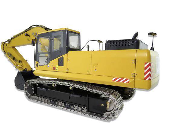 Żółta koparka na białym tle. Koparka posiada długie ramię wysięgnika z łyżką, idealne do prac budowlanych lub ziemnych.